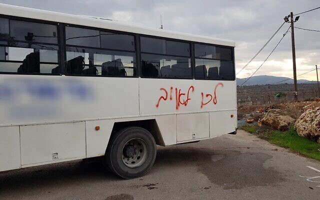 Un bus utilisé pour transporter des agents de la Police aux frontières vers l'avant-poste de Kumi Ori à proximité d'Yitzhar a été tagué avec la phrase "aller [rejoindre] l'ennemi" le 8 décembre 2019. (Police aux frontières)