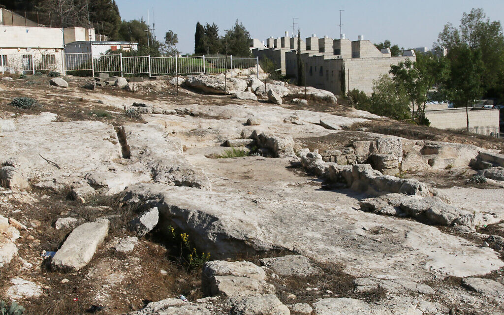 Le site archéologique de Gan Hayeda à Pisgat Zeev, où les archéologues ont découvert des vestiges de plusieurs bains rituels juifs (mikveh) accompagnés de marches remontant à l'époque de la fin du Second Temple, il y a deux millénaires. (Crédit : Shmuel Bar-Am)