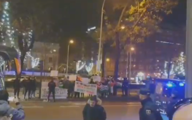 Manifestation d'activistes du BDS contre une délégation israélo-palestinienne à Madrid, en Espagne (capture d'écran vidéo)