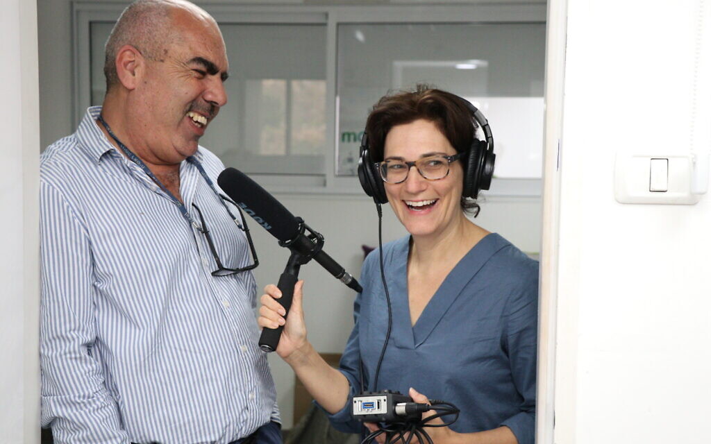 Dina Kraft interviewe Sami Saadi, co-directeur-général de Tsofen, à Nazareth, pour le 15è épisode de son Podcast de Hadassah, The Branch", au mois de novembre 2019 (Autorisation : Mitchell Coopersmith)