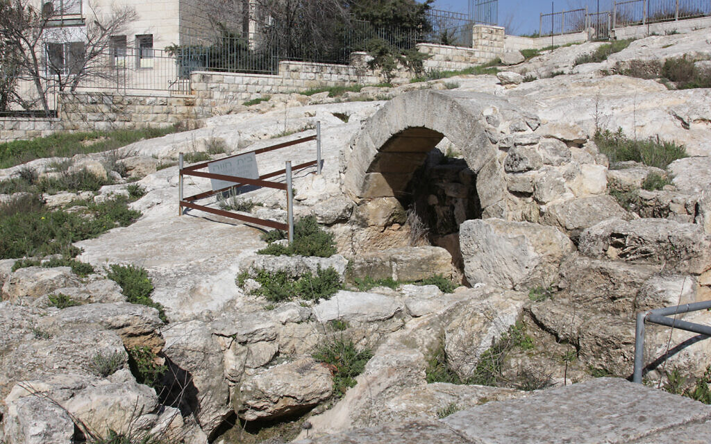 Un site archéologique ayant accueilli jadis une exploitation agricole à Pisgat Zeev, Jérusalem. (Crédit : Shmuel Bar-Am)