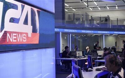 Des journalistes travaillent dans un studio de la chaîne i24news à Tel Aviv, en Israël, le 28 juillet 2013. (Crédit : AP Photo/Dan Balilty)