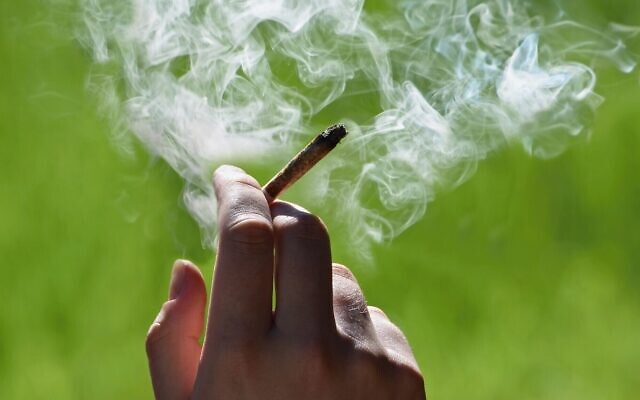 Image d’illustration d'une personne fumant du cannabis. (Crédit : Tunatura ; iStock by Getty Images)