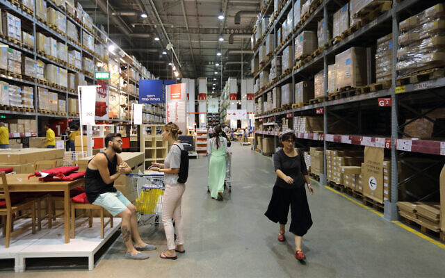 Des Israéliens font leurs achats dans un magasin IKEA de Rishon Lezion, dans le centre d'Israël, au mois d'octobre 2014 (Crédit : Yaakov Naumi/Flash90)
