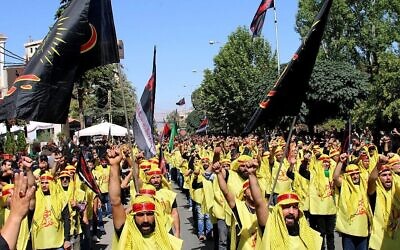 Des partisans du Hezbollah participent à une procession le dixième jour de Muharram qui marque le jour de l'Achoura, le 10 septembre 2019 à Baalbek, au Liban. (Stringer/AFP)