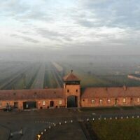 Cette photographie prise le 15 décembre 2019 à Oswiecim, en Pologne, montre une vue aérienne de l'entrée de la voie ferrée de l'ancien camp de la mort nazi allemand Auschwitz II - Birkenau avec sa tour de garde SS. (Pablo GONZALEZ / AFP)