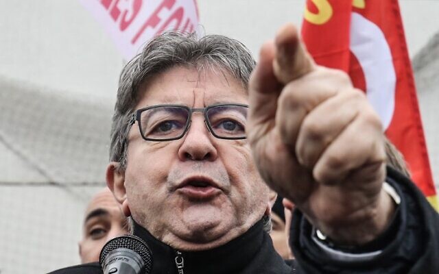 Le chef du parti de gauche français La France Insoumise (LFI), Jean-Luc Melenchon, s'adresse à un rassemblement de travailleurs en grève au dépôt de bus de la RATP à Vitry-sur-Seine, près de Paris, le 13 janvier 2020, (Crédit : Photo Ludovic Marin / AFP)