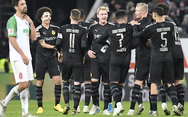 Des joueurs du Borussia Dortmund à Augsburg, le 18 janvier 2020. (Crédit : HOMAS KIENZLE / AFP)