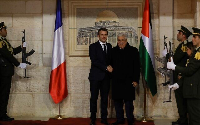 Le président français Emmanuel Macron (g), serre la main du président de l'Autorité palestinienne Mahmoud Abbas à son siège à Ramallah, en Cisjordanie, le 22 janvier 2020. (Crédit : Ludovic MARIN / AFP)