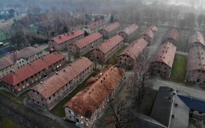 Cette image aérienne prise le 15 décembre 2019 à Oswiecim en Pologne montre les bâtiments d'Auschwitz I, qui faisait partie de l'ancien camp de la mort nazi Auschwitz-Birkenau. (Photo par Pablo GONZALEZ / AFP)