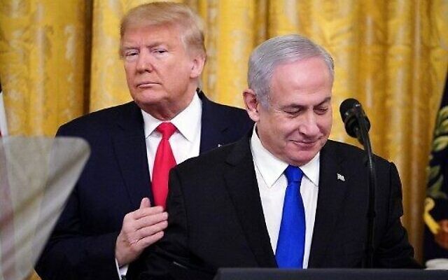 Le président américain Donald Trump et le Premier ministre Benjamin Netanyahu lors de l'annonce du plan de paix de l'administration américaine pour le Proche-Orient, à la Maison Blanche à Washington, le 28 janvier 2020. (Crédit : MANDEL NGAN / AFP)