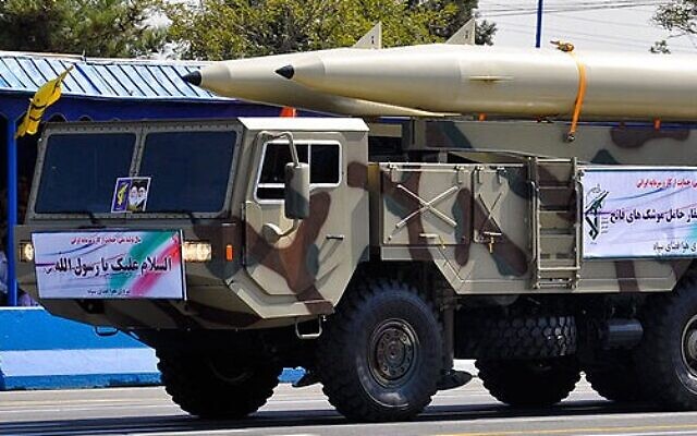 Un missile balistique Fateh-110 pendant une parade militaire iranienne de 2012. (Crédit : military.ir/Wikimedia Commons)