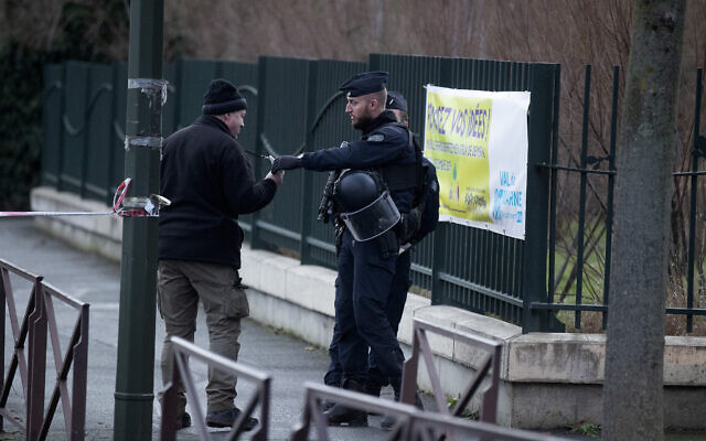 Un officier de police anti-émeute vérifie un badge après qu'un homme a attaqué un passant le 3 janvier 2020 à Villejuif, au sud de Paris. (Crédit : AP / Michel Euler)