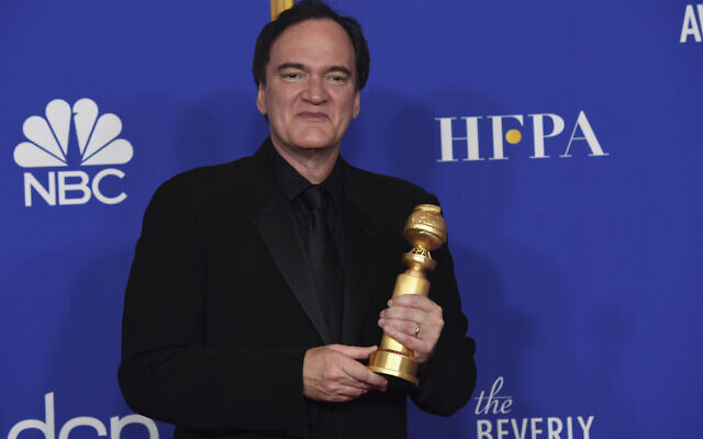 Quentin Tarantino, gagnant du prix du meilleur réalisateur et du meilleur film pour "Once Upon a Time...in Hollywood," pose dans la salle de presse lors de  la 77è cérémonie annuelle des Golden Globe Awards au Beverly Hilton Hotel à Beverly Hills, en Californie, le 5 janvier 2020 (Crédit :  AP Photo/Chris Pizzello)