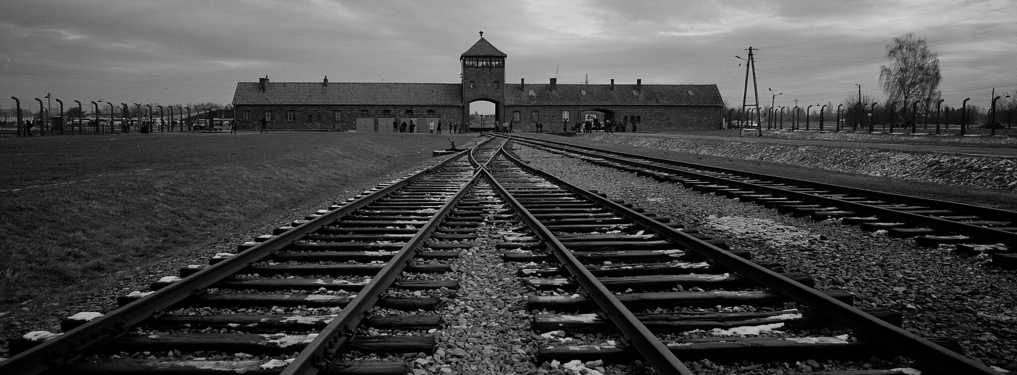 La voie ferrée d'où des centaines de milliers de personnes ont été dirigées vers les chambres à gaz pour être assassinées, à l'intérieur de l'ancien camp de la mort nazi d'Auschwitz Birkenau ou Auschwitz II, à Oswiecim, en Pologne, le 7 décembre 2019. (Markus Schreiber/AP)