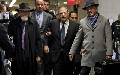 Harvey Weinstein, au centre, accompagné de l'avocat Arthur Aidala, à droite, arrive au tribunal pour son procès pour viol, à New York, le 22 janvier 2020. (AP/Richard Drew)