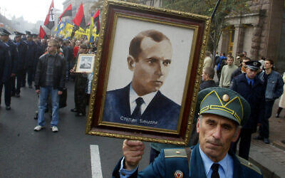 Dans cette photo d'archives datant du 15 octobre 2005, un ancien combattant partisan de l'Armée insurrectionnelle ukrainienne porte un portrait du chef de l'Armée insurrectionnelle ukrainienne, Stepan Bandera, lors d'une marche à Kiev. (Crédit : AP/Efrem Lukatsky, File)