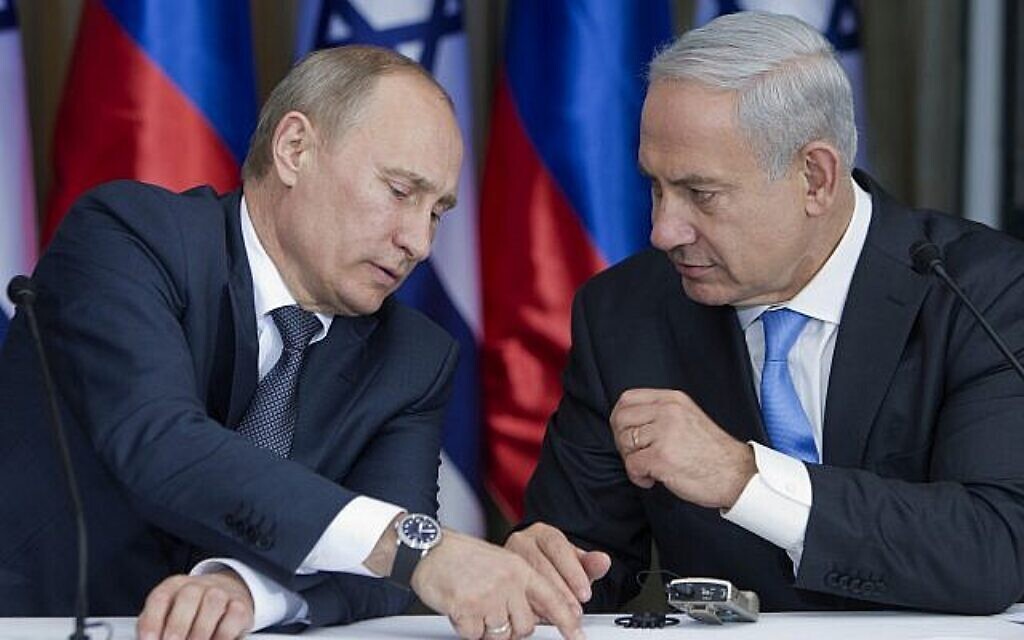 Le président russe Vladimir Poutine, (à gauche), s'entretient avec le Premier ministre Benjamin Netanyahu, avant des déclarations communes au terme d'une réunion et d'un déjeuner dans la résidence du dirigeant israélien, à Jérusalem, le 25 juin 2012. (Crédit : AP Photo/Jim Hollander, Pool)
