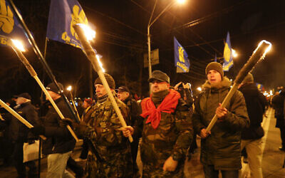 Des militants de divers partis nationalistes avec des torches lors d'un rassemblement à Kiev, en Ukraine, le mercredi 1er janvier 2020, en hommage à Stepan Bandera, qui a collaboré avec les nazis et lutté contre le régime soviétique. (Crédit : AP Photo / Efrem Lukatsky)