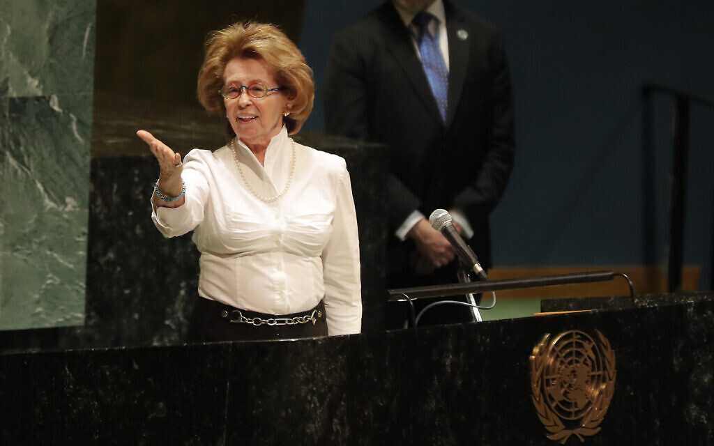 Irene Shashar, survivante de la Shoah, est applaudie après avoir pris la parole lors d'un événement commémoratif de la Shoah au siège des Nations Unies, le lundi 27 janvier 2020. (AP Photo/Seth Wenig)