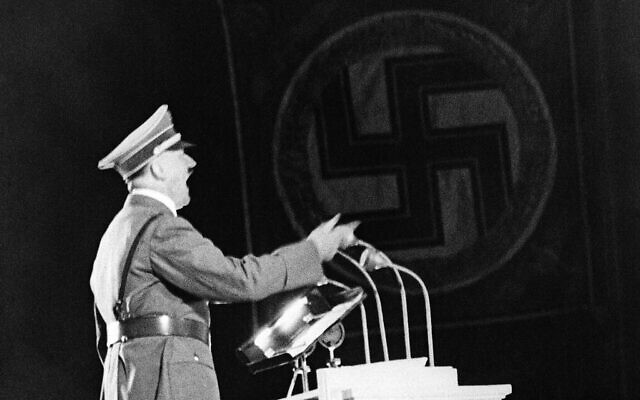 Photo d'illustration : Le leader nazi Adolf Hitler lors d'un discours à Berlin, le 28 septembre 1937 (Crédit : AP Photo)