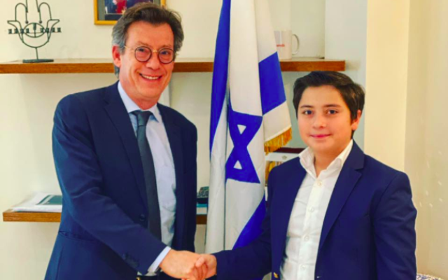 Gabriel Pais lors de sa rencontre avec Emmanuel Nahshon, ambassadeur d’Israël en Belgique. (Crédit : Yafi / Facebook)