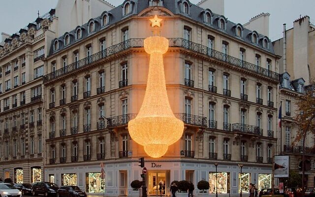 Le siège de la marque Dior, 30 Avenue Montaigne, à Paris. (Crédit : Frédéric Bisson / CC BY 2.0)