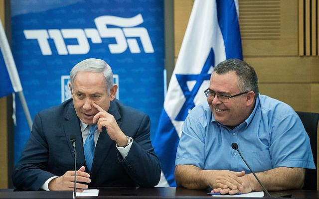 Le Premier ministre Benjamin Netanyahu, (à gauche), et le député du Likud David Bitan lors d'une réunion de la faction du Likud à la Knesset, le 20 novembre 2017. (Yonatan Sindel/Flash90)