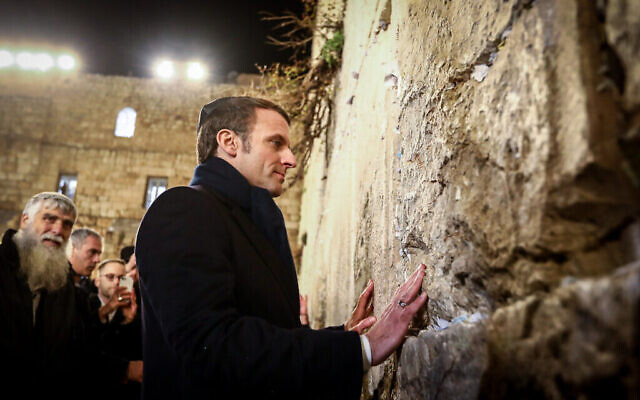 Le président français Emmanuel Macron visite le mur Occidental dans la Vieille ville de Jérusalem, le 22 janvier 2020. (Crédit : Shlomi Cohen / Flash90)