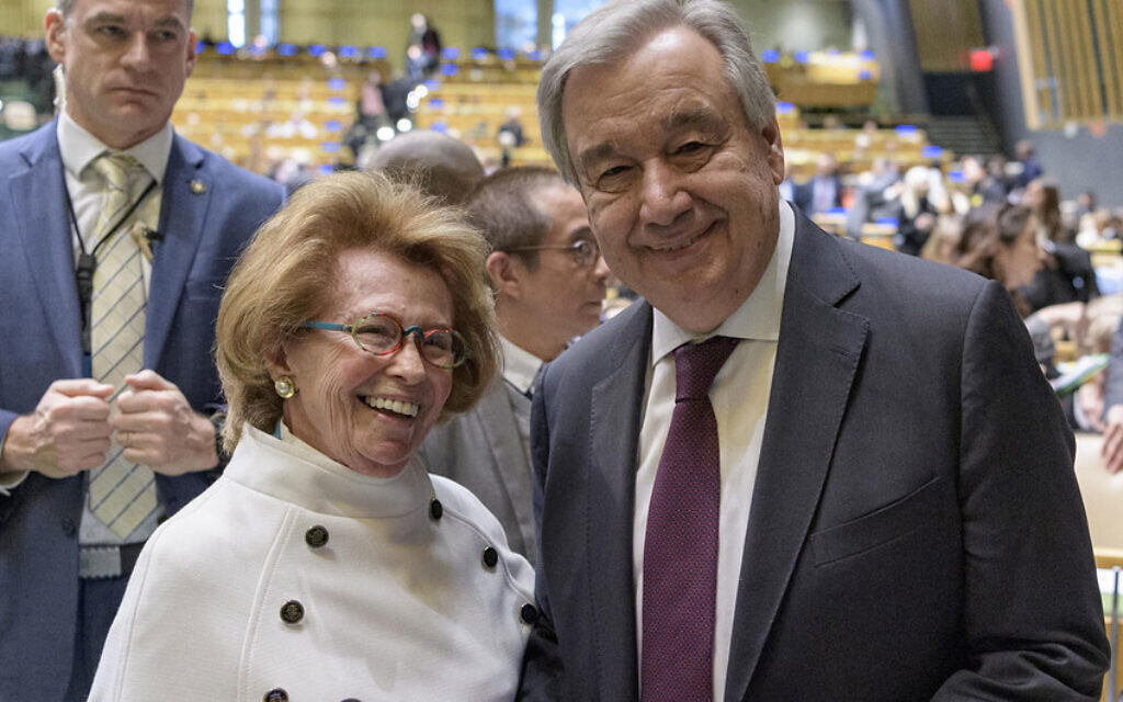 Le Secrétaire général António Guterres (à droite) salue Irene Shashar, survivante de la Shoah, lors de la cérémonie de commémoration de la Shoah organisée par les Nations Unies, le 27 janvier 2020. (Photo ONU/Manuel Elias)