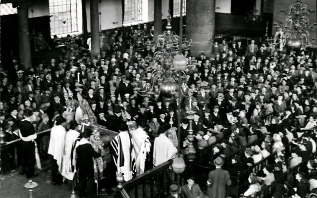 Photo célèbre de cérémonies à la synagogue portugaise d'Amsterdam le 9 mai 1945, en présence de survivants de la Shoah. (Domaine public)