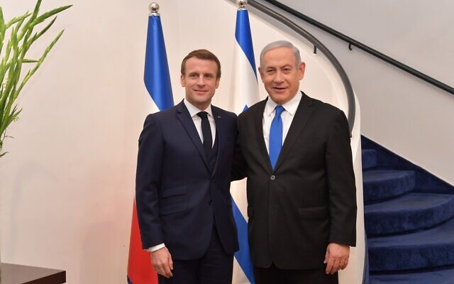 Le Premier ministre Benjamin Netanyahu (à gauche) reçoit le président français Emmanuel Macron, à Jérusalem, le 22 janvier 2020. (Crédit : Koby Gideon/GPO)