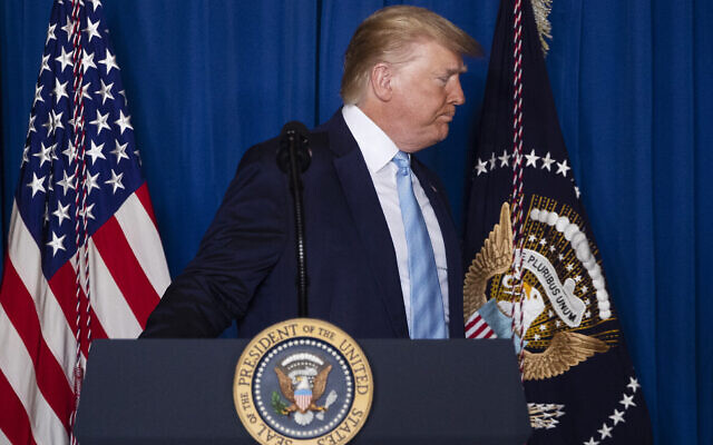 Le président américain Donald Trump après un discours sur l'Iran, dans sa propriété de Mar-a-Lago, à Palm Beach, en Floride, le 3 janvier 2020. (Crédit : Evan Vucci / AP)