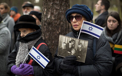 Des familles en deuil participent à une "Marche des vivants" symbolique au mémorial de Paneriai, en mémoire des Juifs lituaniens tués par les nazis pendant la Seconde Guerre mondiale, à Vilnius, en Lituanie, le 26 avril 2017. (AP Photo/Mindaugas Kulbis)