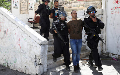 Des Palestiniens sont arrêtés lors d'affrontements avec la police israélienne dans le quartier de Jérusalem d'Issawiya, le 28 juin 2019, un jour après qu'un Palestinien a été abattu par un policier lors de manifestations dans le même quartier. (AP Photo/Mahmoud Illean)