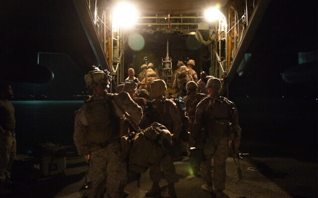 Illustration. Des Marines américains embarquent à bord d'un avion C-130 pour renforcer le complexe de l'ambassade de Bagdad en Irak, le 31 décembre 2019 (Crédit : US Marine Corps/Sgt. Kyle C. Talbot)