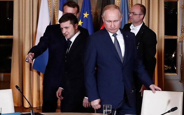 Le président russe Vladimir Poutine, à droite, et le président ukrainien Volodymyr Zelensky arrivent pour une séance de travail au Palais de l'Elysée, le 9 décembre 2019 à Paris. (Crédit : Ian Langsdon/Pool via AP)