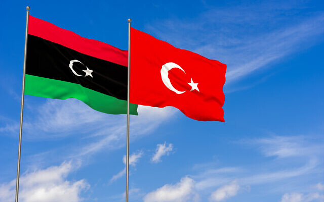 Illustration : les drapeaux turc et libyen. (Crédit : iStock)