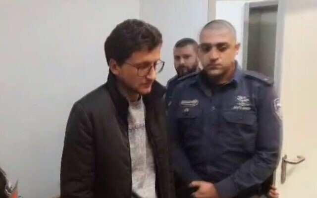 Michael Nikolkin comparaît au tribunal de district de Tel Aviv, accusé d'avoir poignardé à mort son demi-frère Evgeny Kleinman, le 2 janvier 2020. (Capture d'écran via la Douzième chaîne)