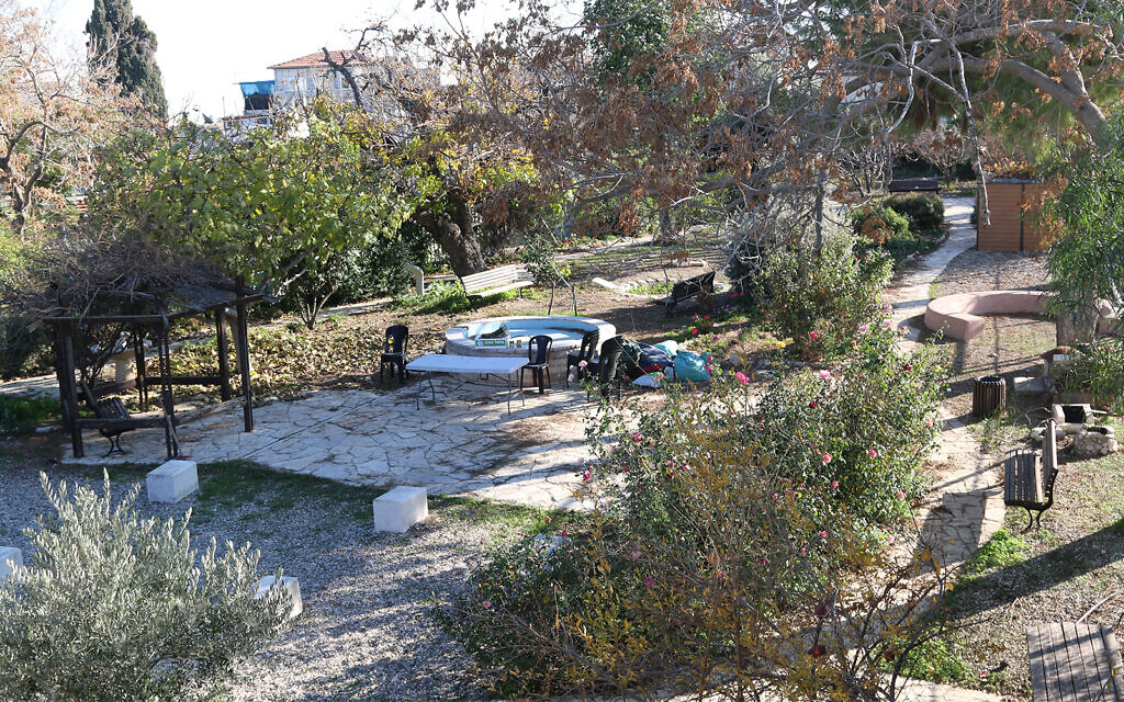 Un parc dans le quartier musulman de la Vieille Ville vu depuis les remparts de la Vieille Ville (Crédit : Shmuel Bar-Am)