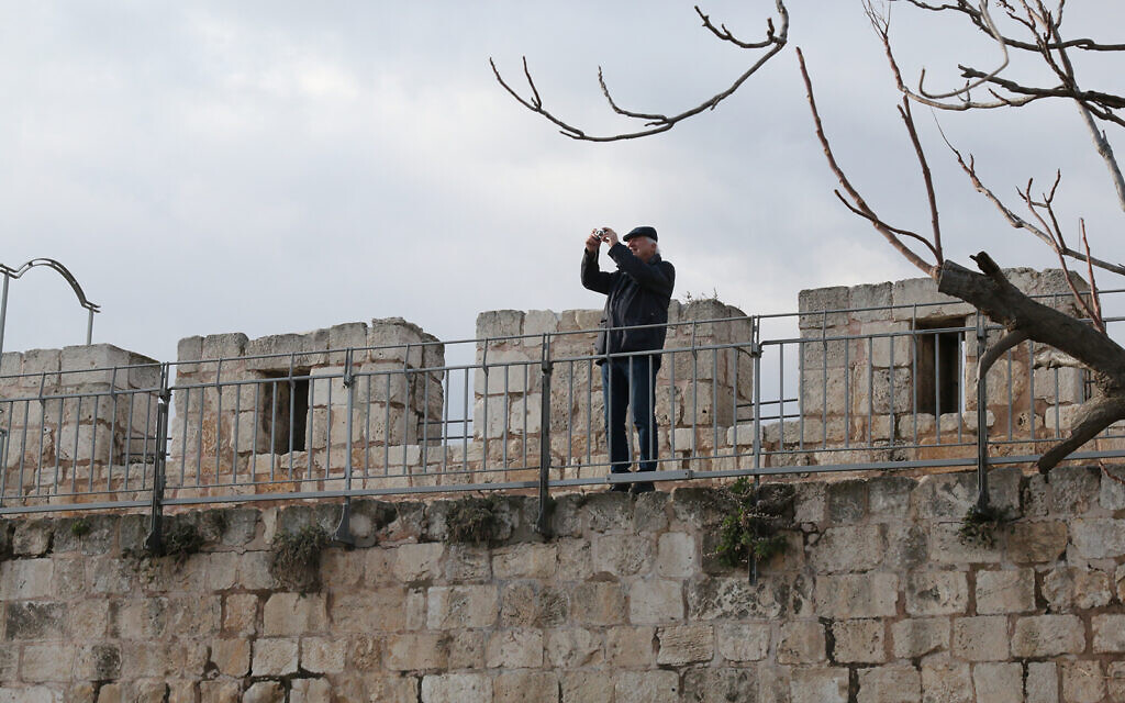 Un visiteur sur la nouvelle section de remparts ouverte au public dans la Vieille ville de Jérusalem (Crédit : Shmuel Bar-Am)