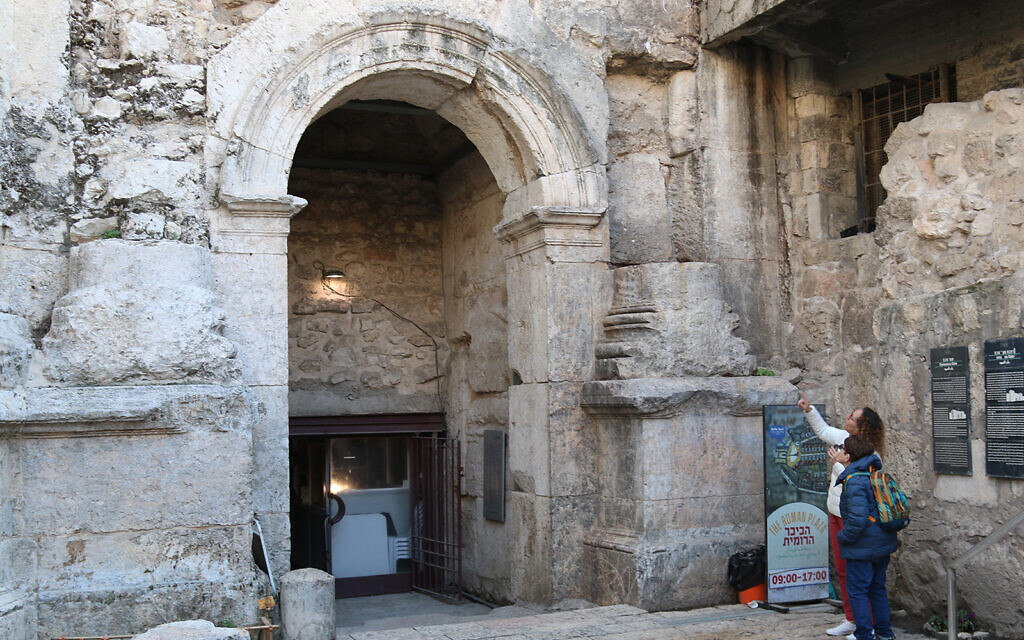 Une porte de l'époque romaine construite par Hadrien Augustus au 2è siècle et située bien en-dessous du niveau de la rue, à gauche de la porte de Damas, qui date de l'ère ottomane (Crédit : Shmuel Bar-Am)