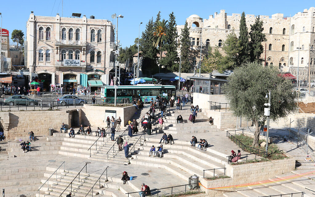 Jérusalem-Est devant la porte de Damas, depuis les remparts des murs de la Vieille ville (Crédit : Shmuel Bar-Am)