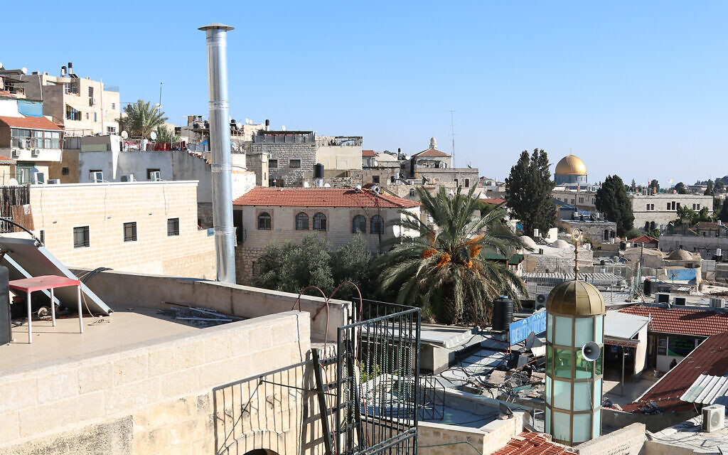 Une vue du quartier musulman dans la Vieille Ville avec le Dôme du rocher en arrière-fond (Crédit : Shmuel Bar-Am)