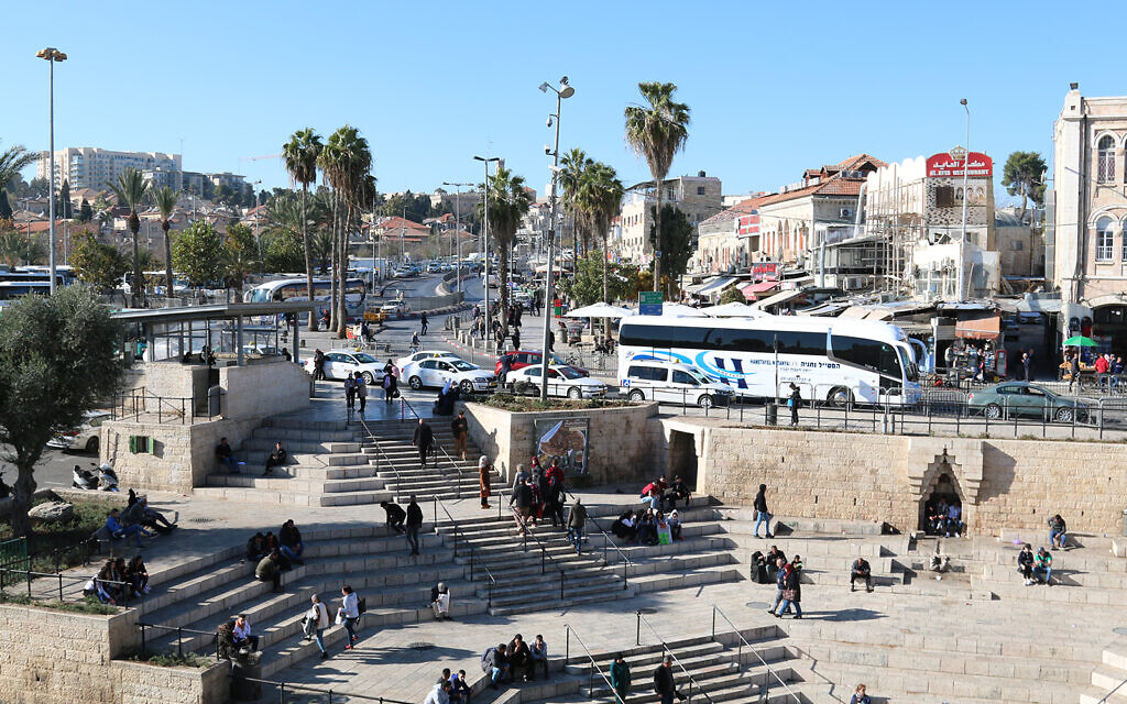 Le quartier de Musrara, à Jérusalem-Est, et la place devant la porte de Damas, dans la Vieille ville (Crédit : Shmuel Bar-Am)