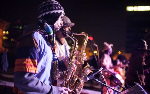 Des musiciens de rue se produisant au 6e Night Festival de l'année dernière dans le quartier de Neve Shaanan à Tel-Aviv. (Avec l'aimable autorisation de la municipalité de Tel Aviv-Jaffa)