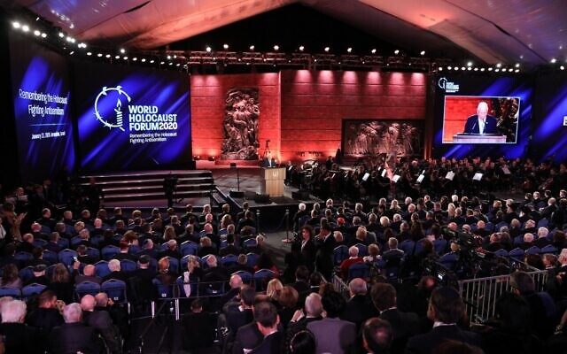 Le président israélien Reuven Rivlin prononce un discours au 5è Forum de la Shoah, à Yad Vashem, à Jérusalem,  le 23 janvier 2020. (Crédit : Abir SULTAN / POOL / AFP)