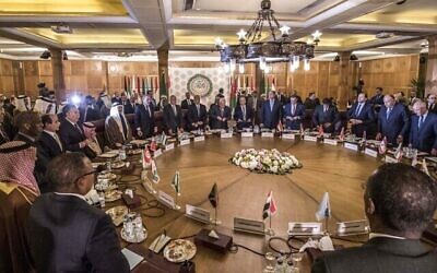 La réunion d'urgence de la Ligue arabe pour discuter de la proposition de paix soumise par les Etats-Unis pour le conflit au Moyen-Orient, au siège de la Ligue, au Caire, alors que les délégués prennent place, le 1er février 2020. (Crédit : Khaled DESOUKI / AFP)