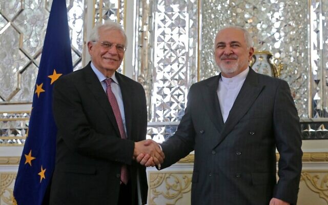 Le ministre iranien des affaires étrangères Mohammad Javad Zarif (à droite) accueille le Haut représentant de l'Union européenne pour les Affaires étrangères et la politique de sécurité Josep Borrell, dans la capitale Téhéran, le 3 février 2020. (Atta Kenare/AFP)