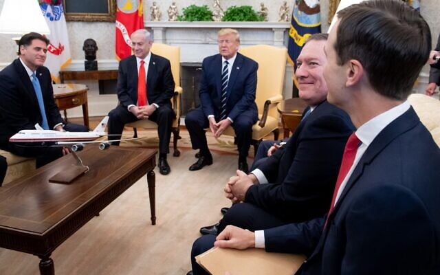 Sur cette photo prise le 27 janvier 2020, le président américain Donald Trump (au centre) rencontre le Premier ministre israélien Benjamin Netanyahu (2e à gauche) aux côtés de l'ambassadeur israélien aux États-Unis Ron Dermer (à gauche), du secrétaire d'État américain Mike Pompeo (2e à droite) et du conseiller de la Maison Blanche Jared Kushner (à droite) dans le bureau ovale de la Maison Blanche à Washington, DC. (SAUL LOEB / AFP)